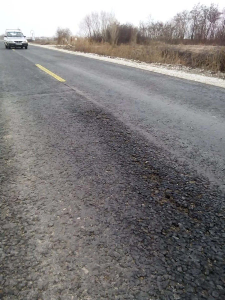 (FOTO) Cel mai bun drum din județ a „crăpat“ din nou! Cadareee, lasă-neee!
