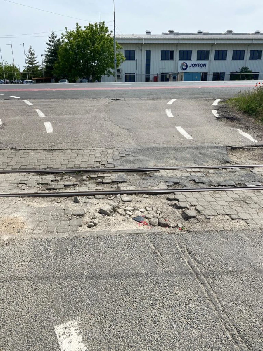(FOTO) Cetățenii din Gai îl invită pe Bibarț pe strada Fântânii, să-și rupă mașina pe trecerea la nivel cu linia de tramvai
