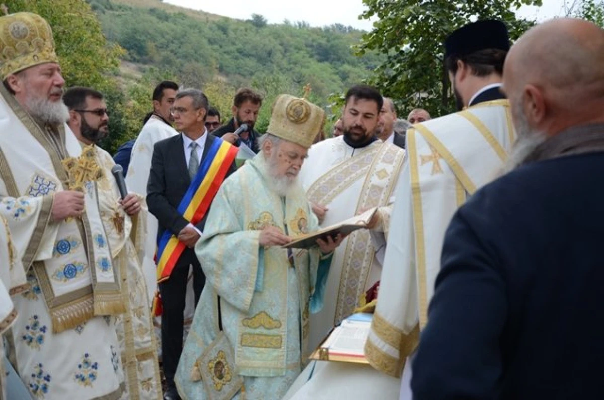 (FOTO) Comunitatea din Păuliș, în mare sărbătoare. Biserica „Sf. Nicolae” a fost resfințită la 240 de ani de la zidire