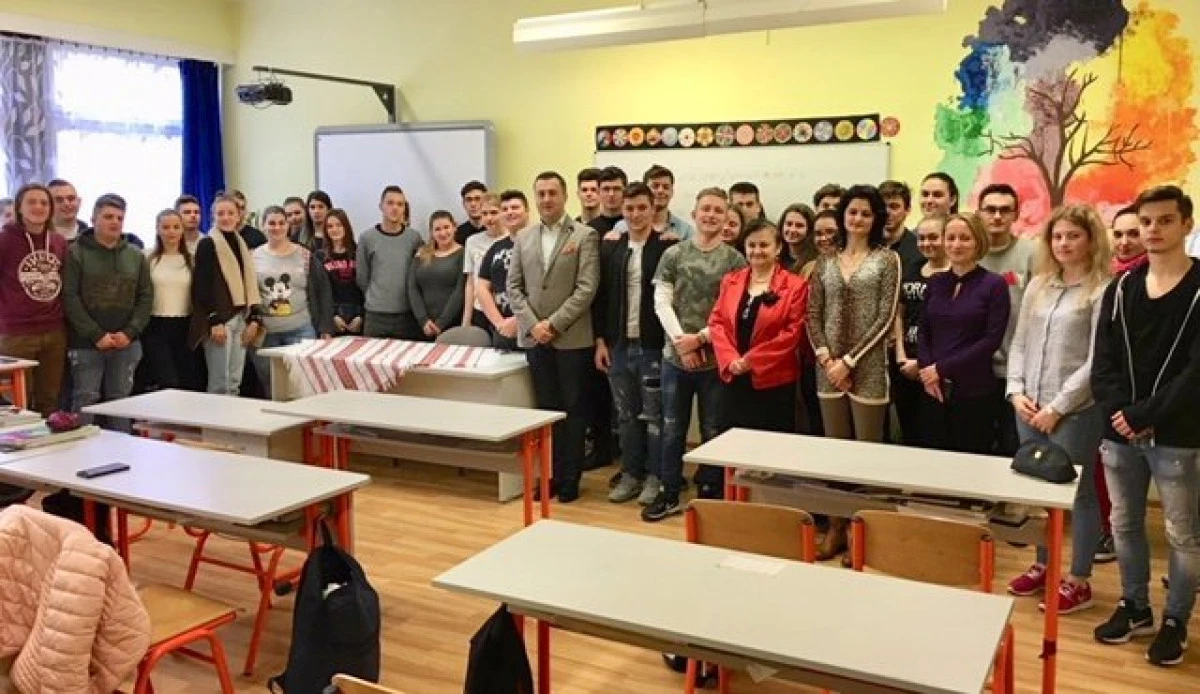 (FOTO) Consulul general român, în vizită la Liceul ”Nicolae Bălcescu” din Gyula