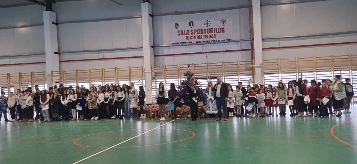 (FOTO) Crăciun cu zâmbete la Felnac: copiii au colindat și au fost răsplătiți cu daruri