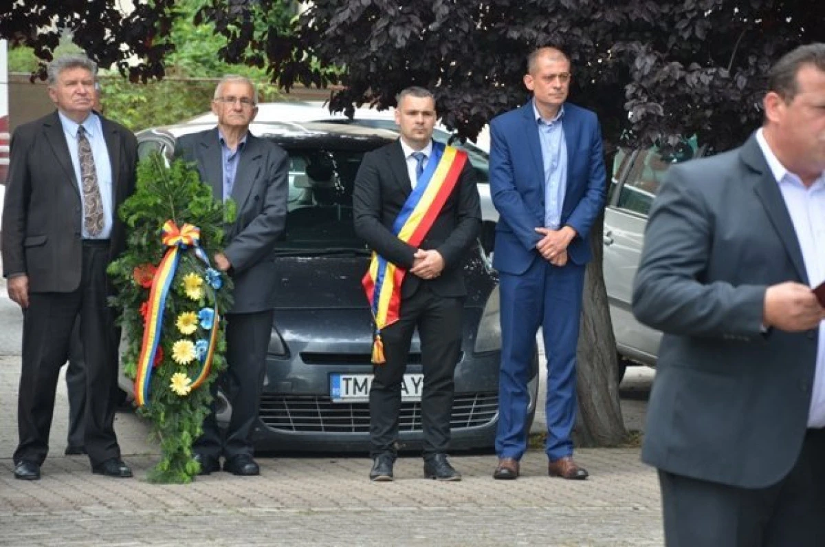 (FOTO) Depuneri de coroane la Sebiș, de Ziua Eroilor