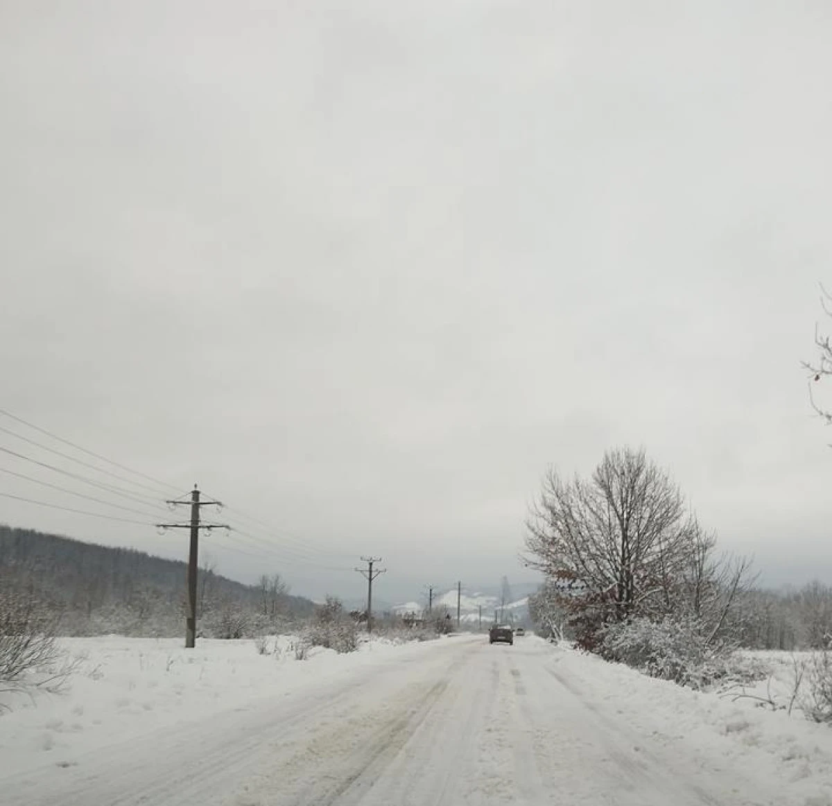 (FOTO) „Deszăpezirea“ n-a ajuns la drumul Sebiș-Moneasa. Se circulă cu 20 de km pe oră