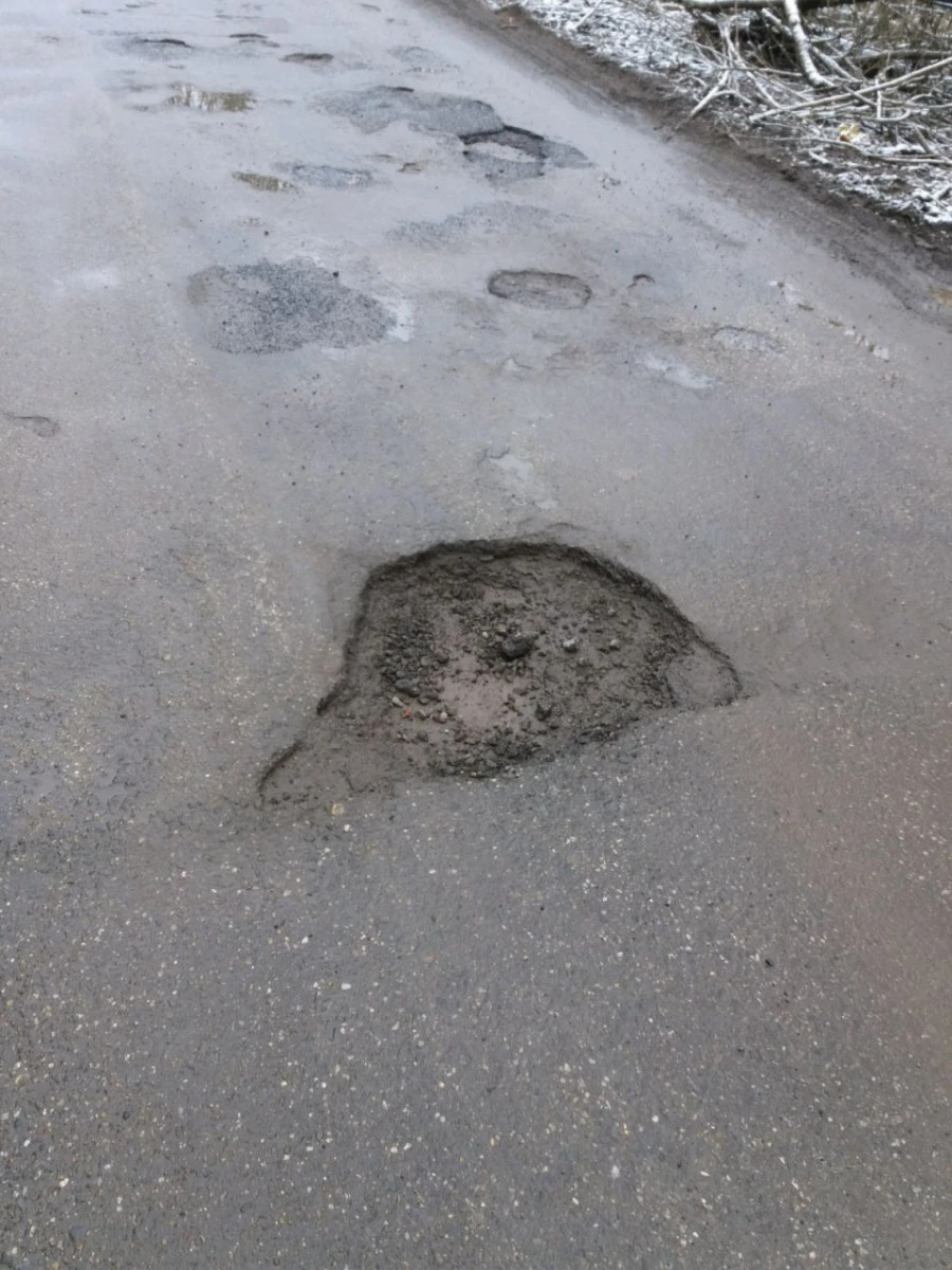 (FOTO) Drumul Ignești - Sebiș arată ca după bombardament