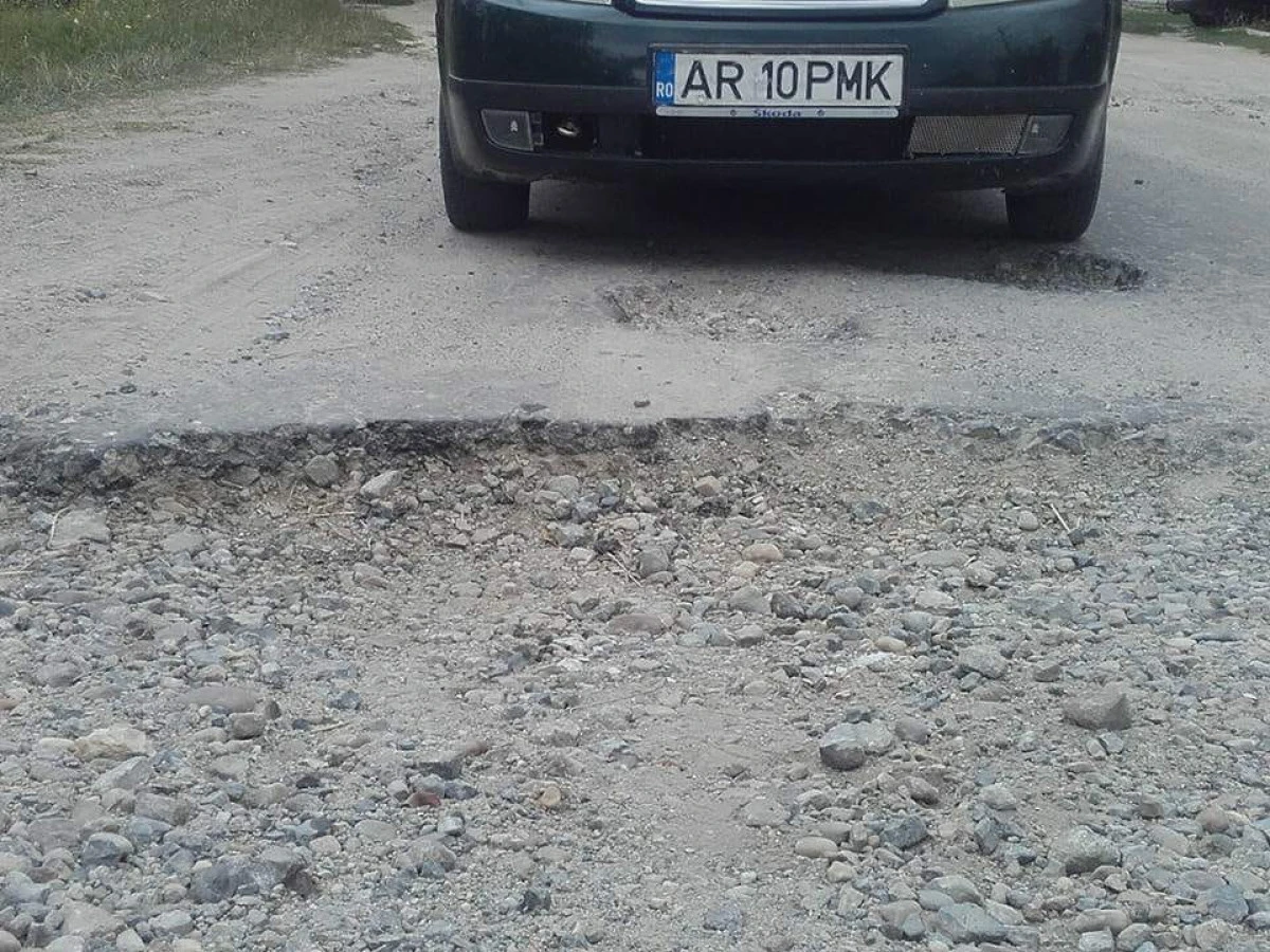 (FOTO) Drumul Măderat - Agrișu Mare, pericol public pentru arădeni