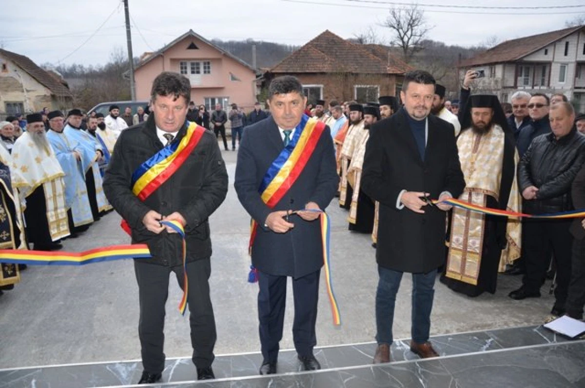 (FOTO) Dublă sărbătoare în comuna Hălmagiu: inaugurarea noii capele și concertul de colinde