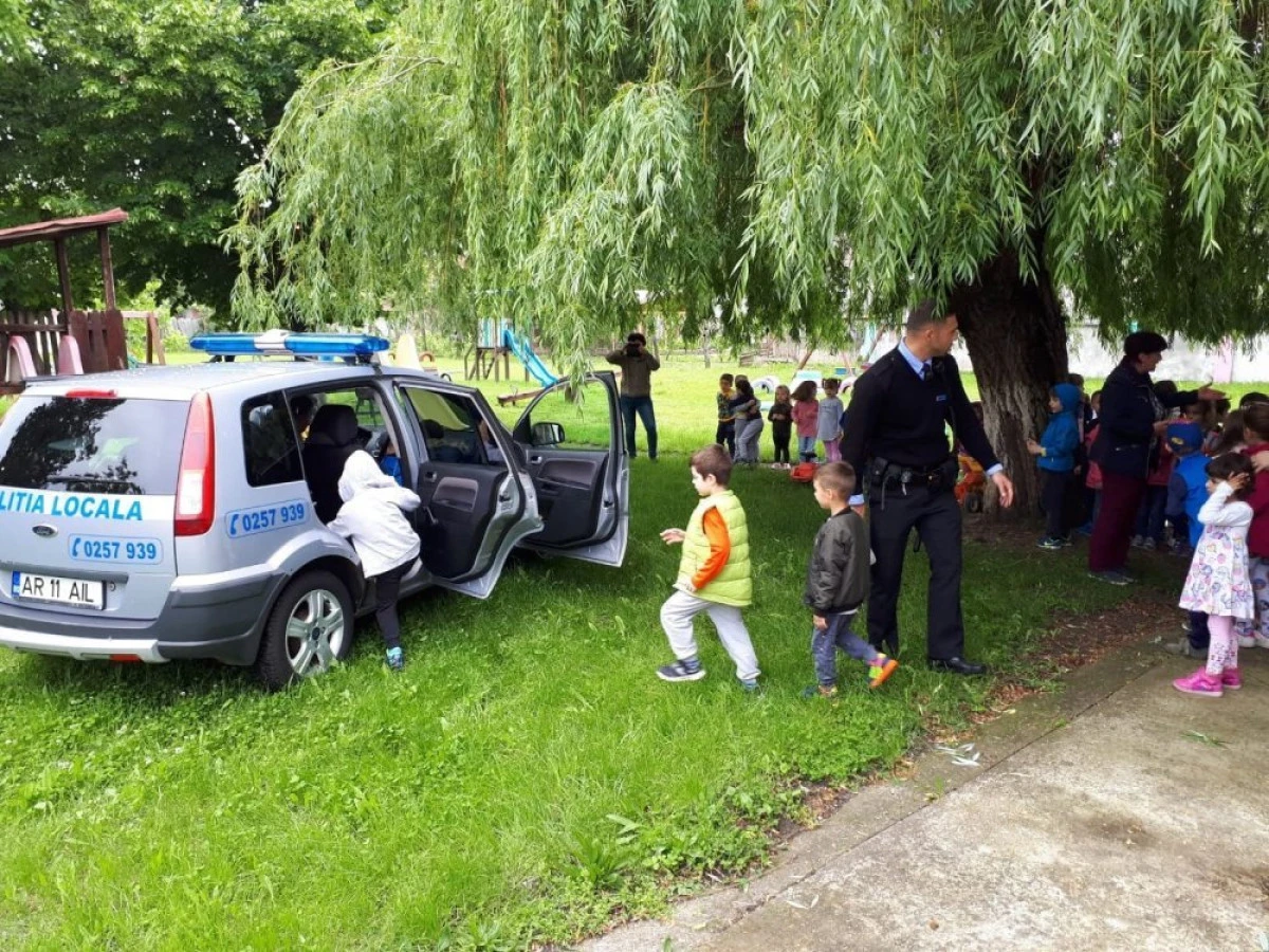(FOTO) Educaţie rutieră pe înţelesul celor mici, la trei grădinițe din municipiu