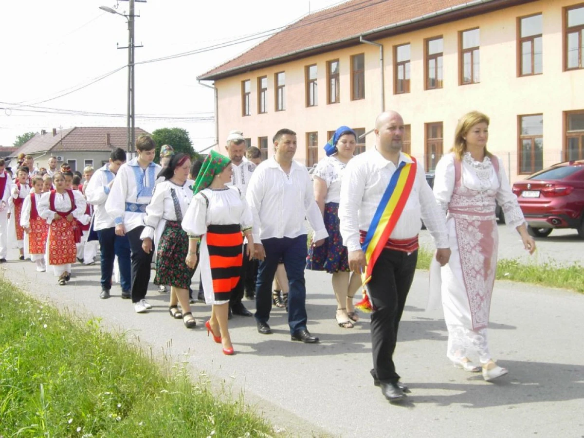 (FOTO) Felnăcanii, în straie populare la zi de sărbătoare