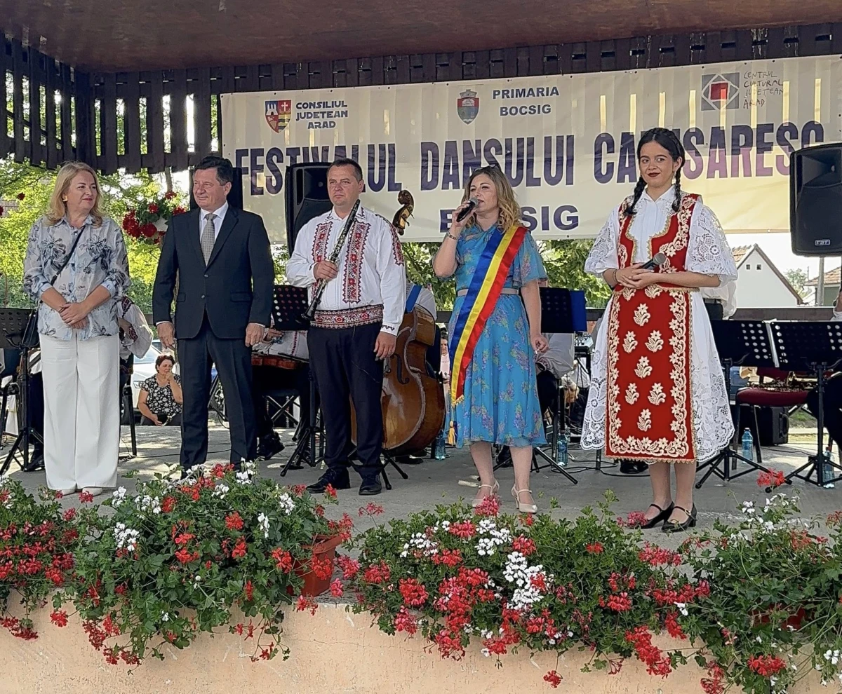 (FOTO) Festivalul Dansului Călușeresc a adunat sute de participanți la Bocsig