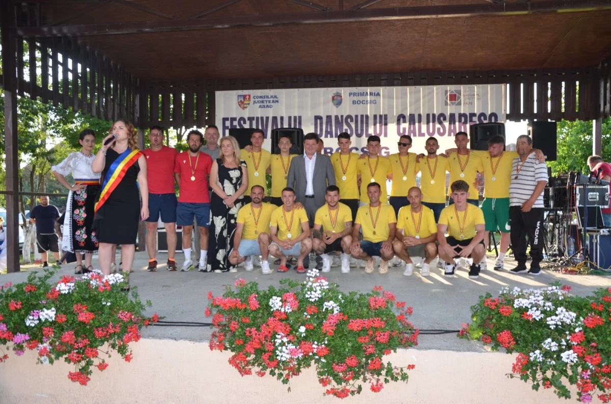 (FOTO) Festivalul „Dansului Călușeresc” din Bocsig a adus fiii satului acasă