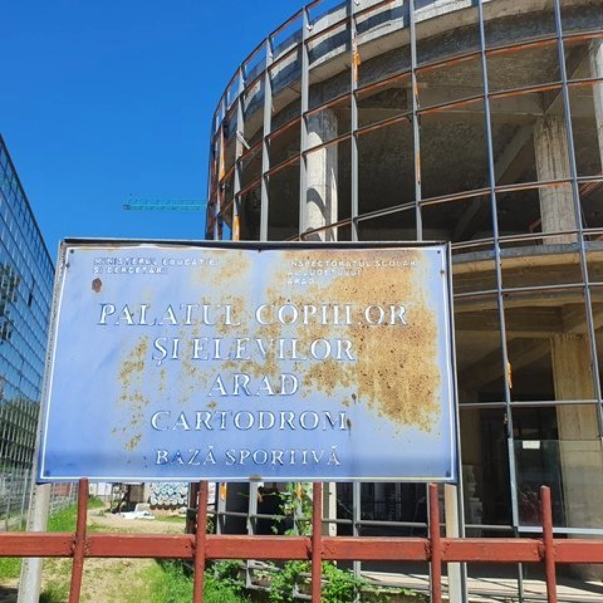 (FOTO) Finalizarea Palatului Copiilor, încă o păcăleală marca Falcă. Pe șantier bate vântul