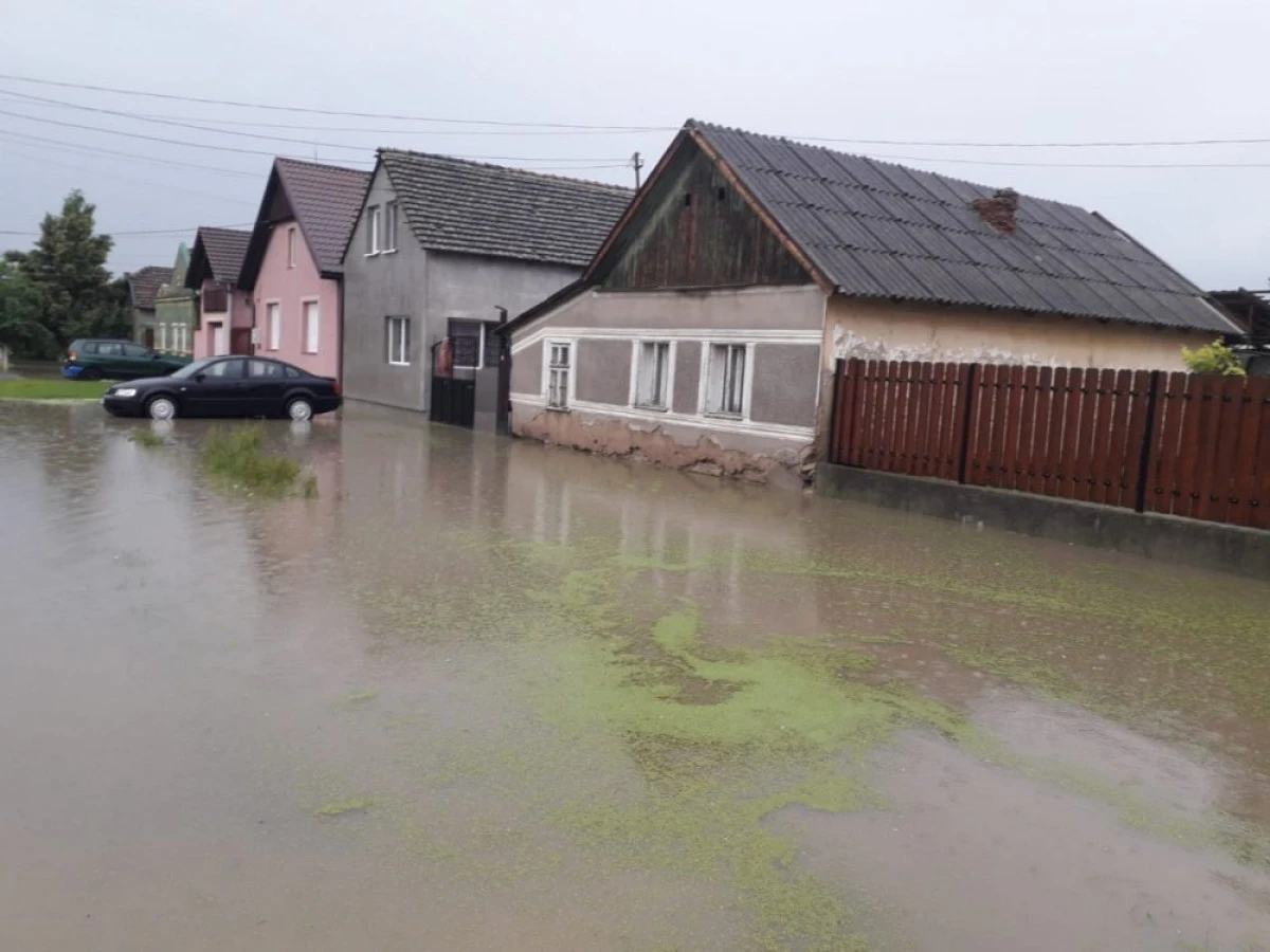 (FOTO) Furtuna de dimineață a inundat orașul Nădlac!