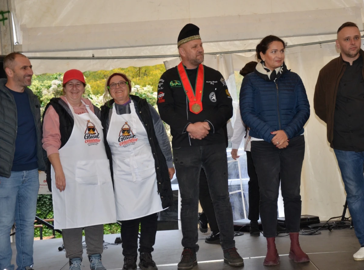 (FOTO) „Glasul ceaunelor” a răsunat la Moneasa. Două zile de gastronomie tradițională, muzică și voie bună