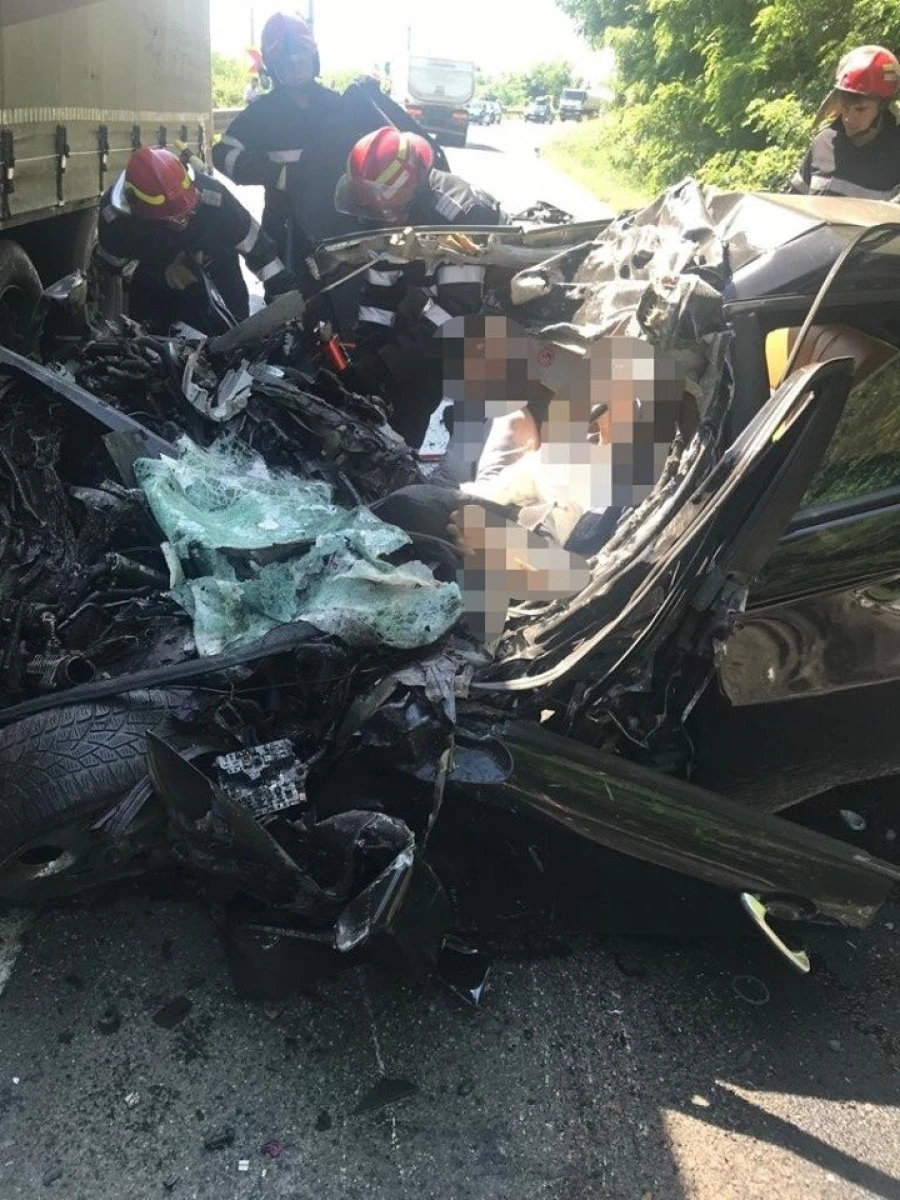 (FOTO) Grav accident de circulație, în zona localității Milova! Un bărbat decedat și o femeie preluată de elicopterul SMURD