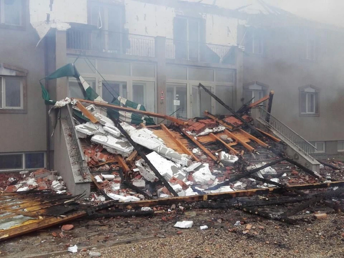 (FOTO) HOTELUL STEJARII DIN INEU A FOST CUPRINS DE FLACARI. ZECE PERSOANE AU FOST EVACUATE
