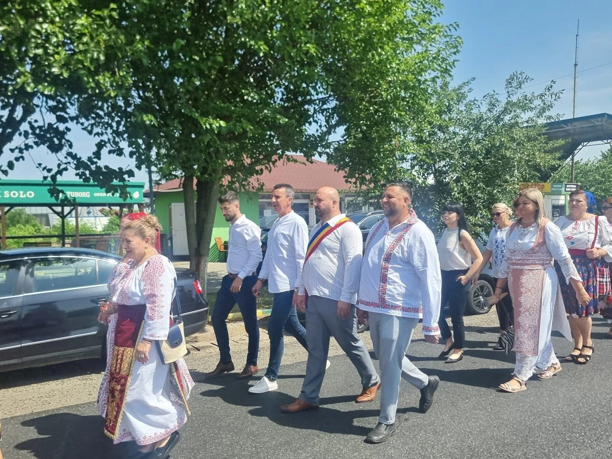 (FOTO) „În straie populare – la zi de sărbătoare”: Un eveniment de suflet pentru comunitatea din Felnac