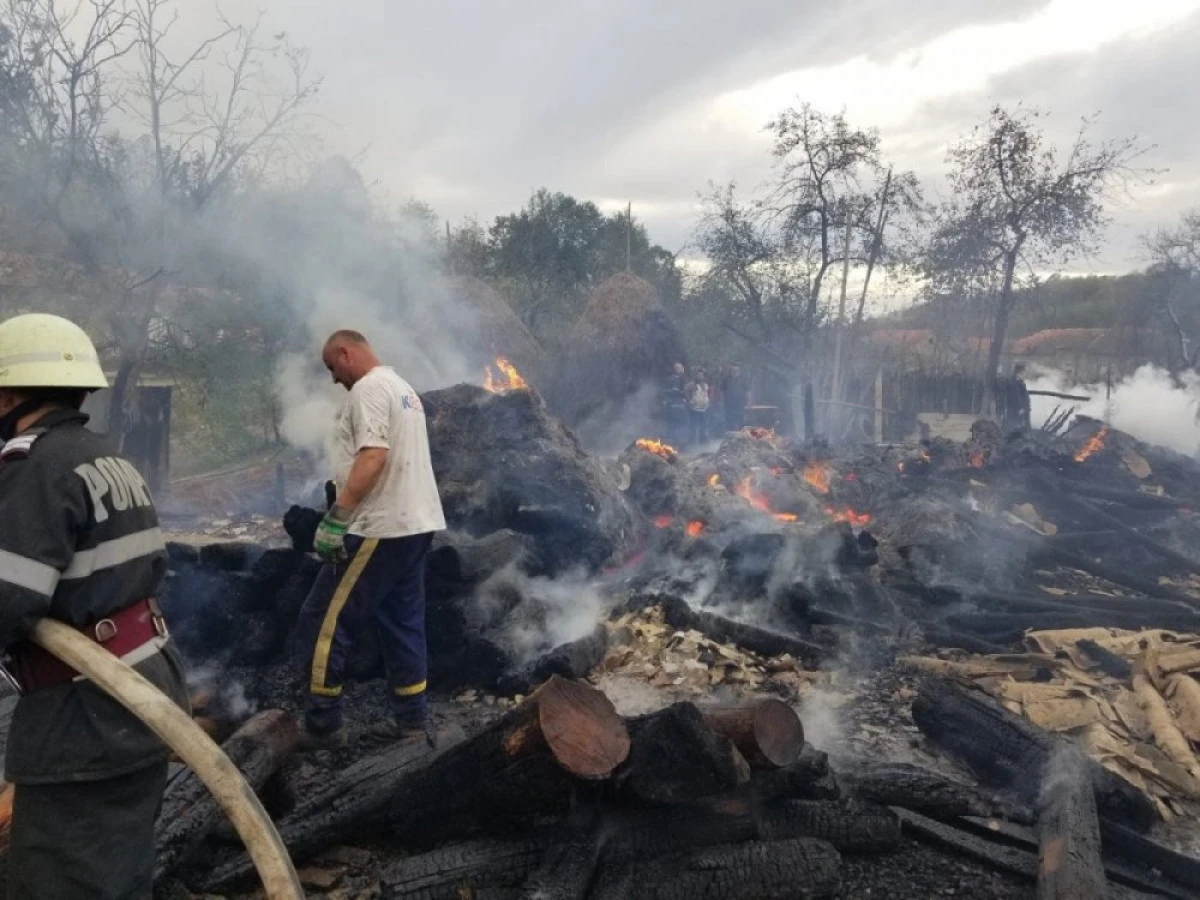 (FOTO) Incendiu la o casă din Secaci. Mare atenție la folosirea focului deschis pe timp de vânt puternic!
