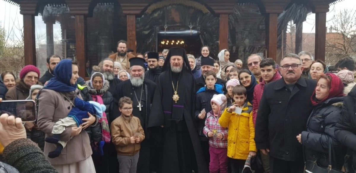 (FOTO) Întâmpinarea Domnului, o sărbătoare cu multă bucurie, lumină și costume tradiționale, la Paraclisul Facultății de Teologie din Arad