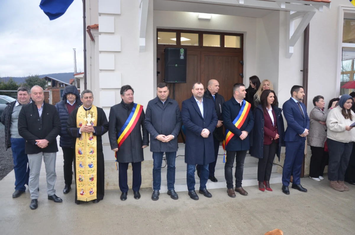 (FOTO) Investiții majore în educație la Buteni: școala a fost sfințită și redeschisă oficial