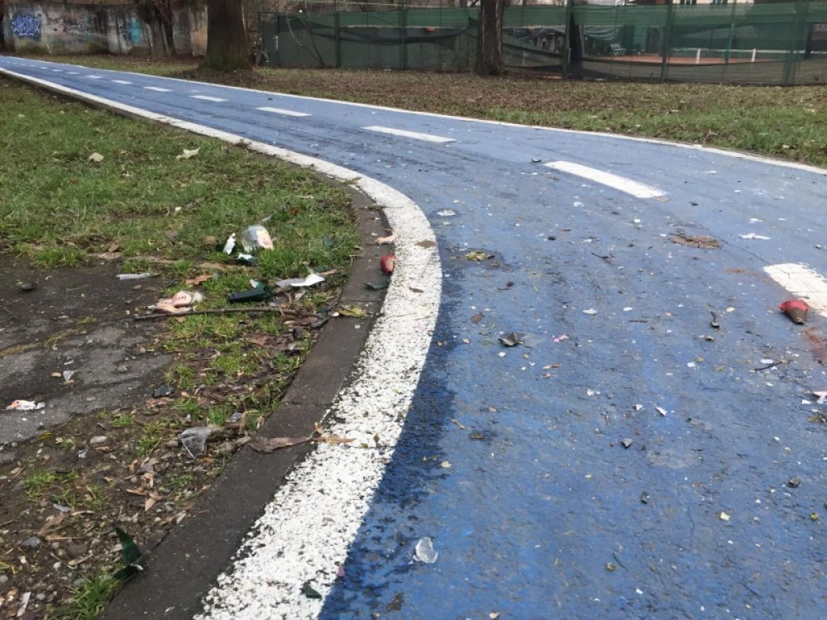 (FOTO) La trei zile după Revelion, faleza Mureșului este plină de cioburi