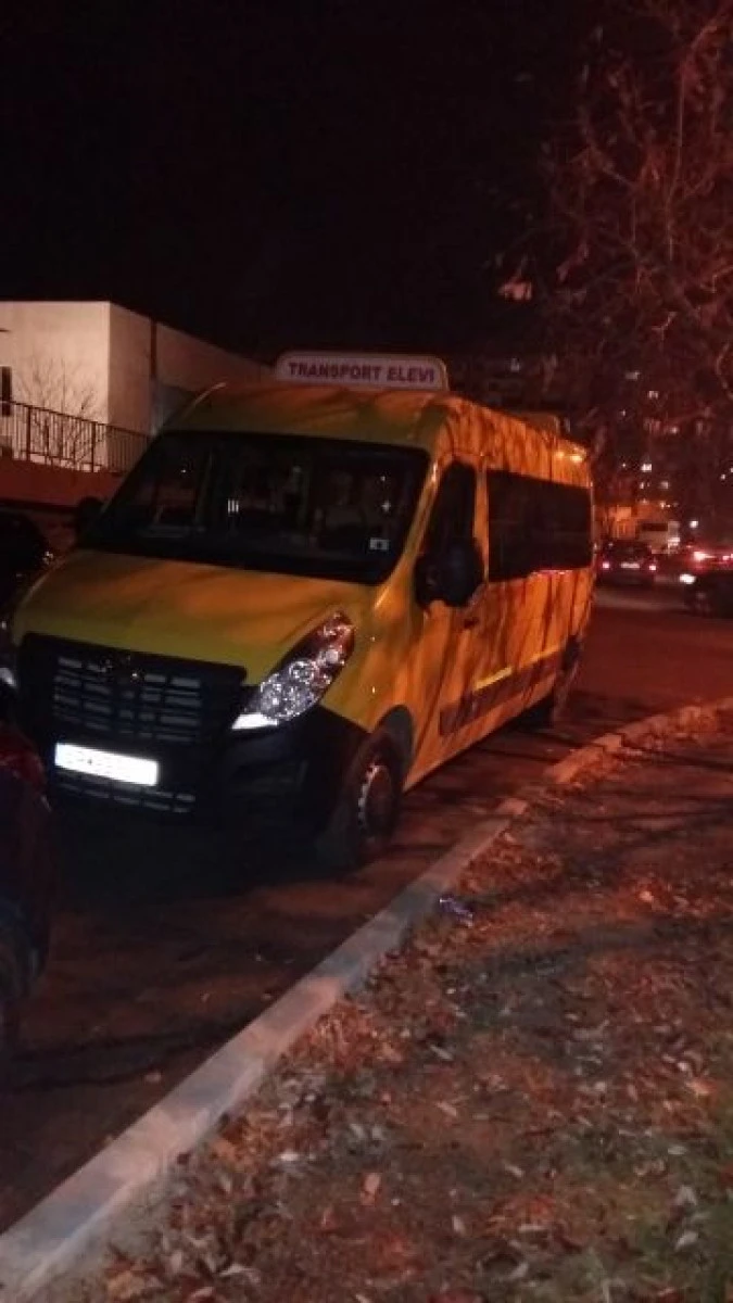 (Foto) Microbuzele şcolare din judeţ sunt folosite pentru transportul aplaudacilor liberali