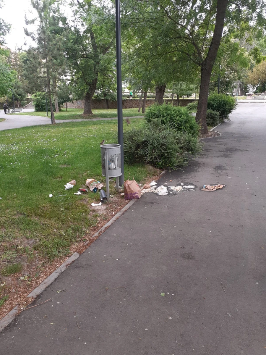(FOTO) Mizerie de nedescris pe malul Mureșului. „Gospodarul“ Bibarț e ocupat cu Facebook-ul