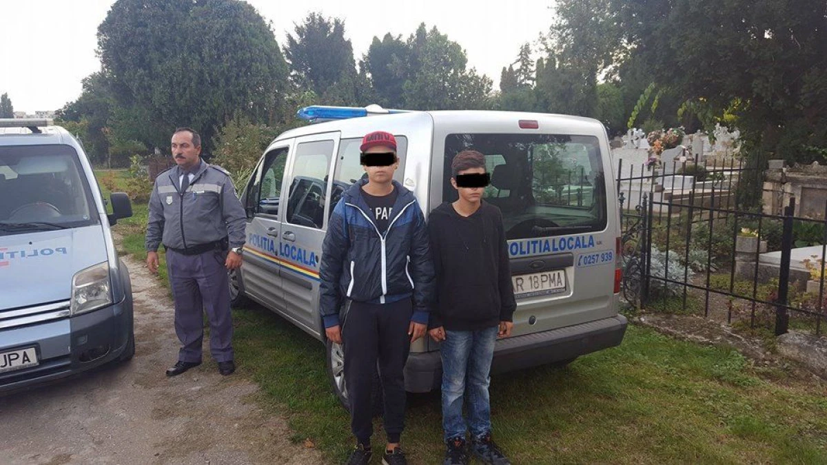 (FOTO) MORMINTE PROFANATE ÎN CIMITIRUL ETERNITATEA. AUTORII AU FOST PRINȘI