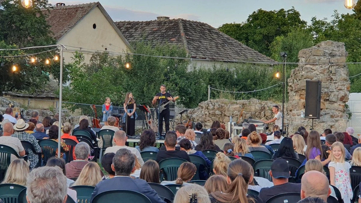 (FOTO) Muzică fermecătoare și o seară cu sentimente aparte la Vladimirescu, în "Folk la Cetate"