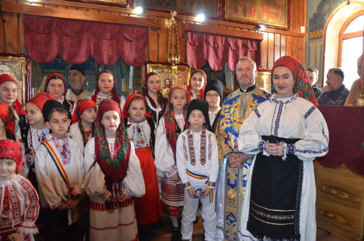 (FOTO) Nașterea Domnului, prăznuită cu credință și colinde la Biserica din Măgulicea