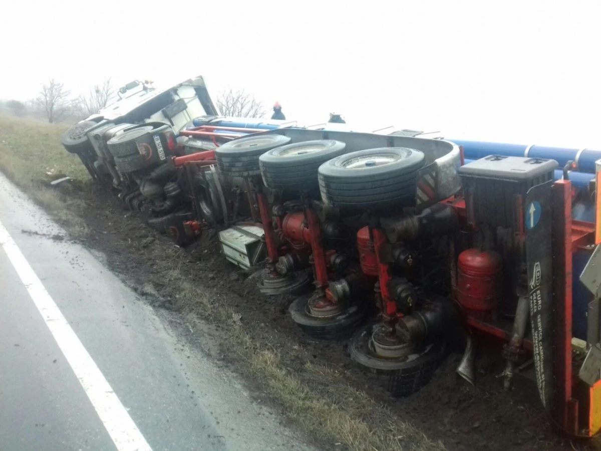 (FOTO) O cisternă cu combustibil s-a răsturnat pe drumul Arad - Pecica