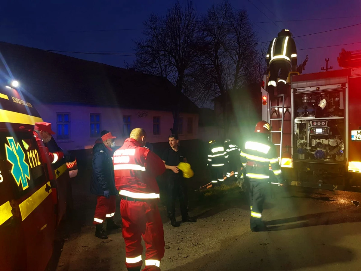 (FOTO) O femeie de 62 de ani din Curtici, salvată de pompieri dintr-o fosă adâncă de 5 metri
