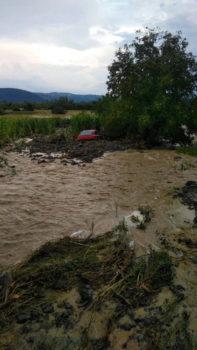 (FOTO) O mașină a fost luată de viitură, în urma furtunii din județul Arad