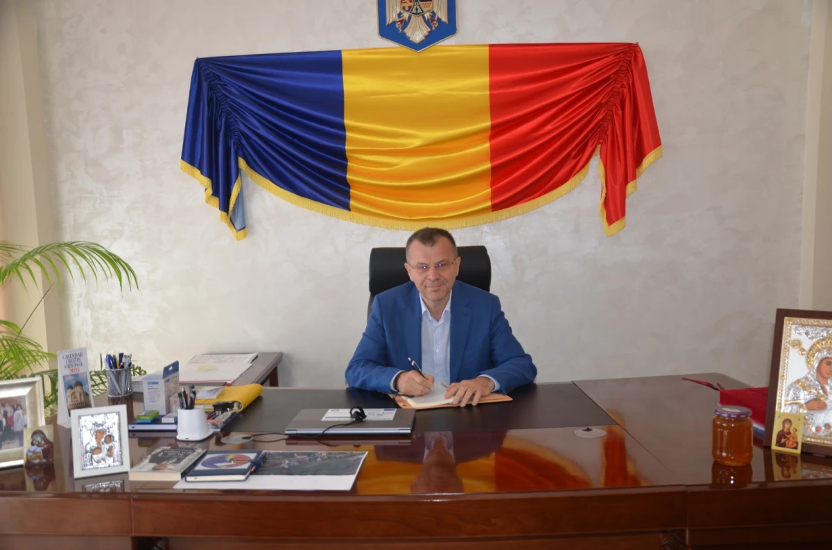 (FOTO) „Omul sfințește locul” la Chișineu-Criș. Oraș curat, investiții și respect pentru eroi
