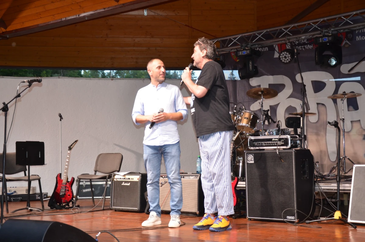 (FOTO) Parada Clătitelor a adunat mii de oameni la Moneasa
