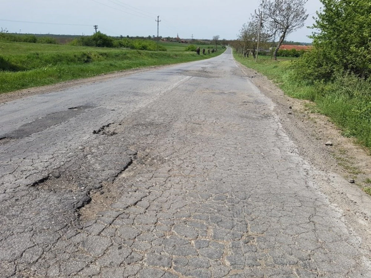 (FOTO) Pe aici nu se trece ! Drumul Felnac - Sânpetru German e un pericol pentru șoferi
