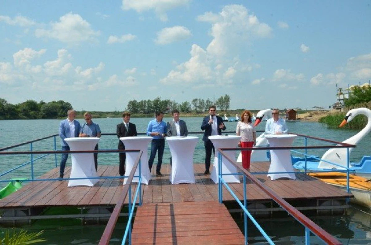 (FOTO) Pe plaja lacului Ghioroc s-a deschis Centrul Național de Informare și Promovare Turistică