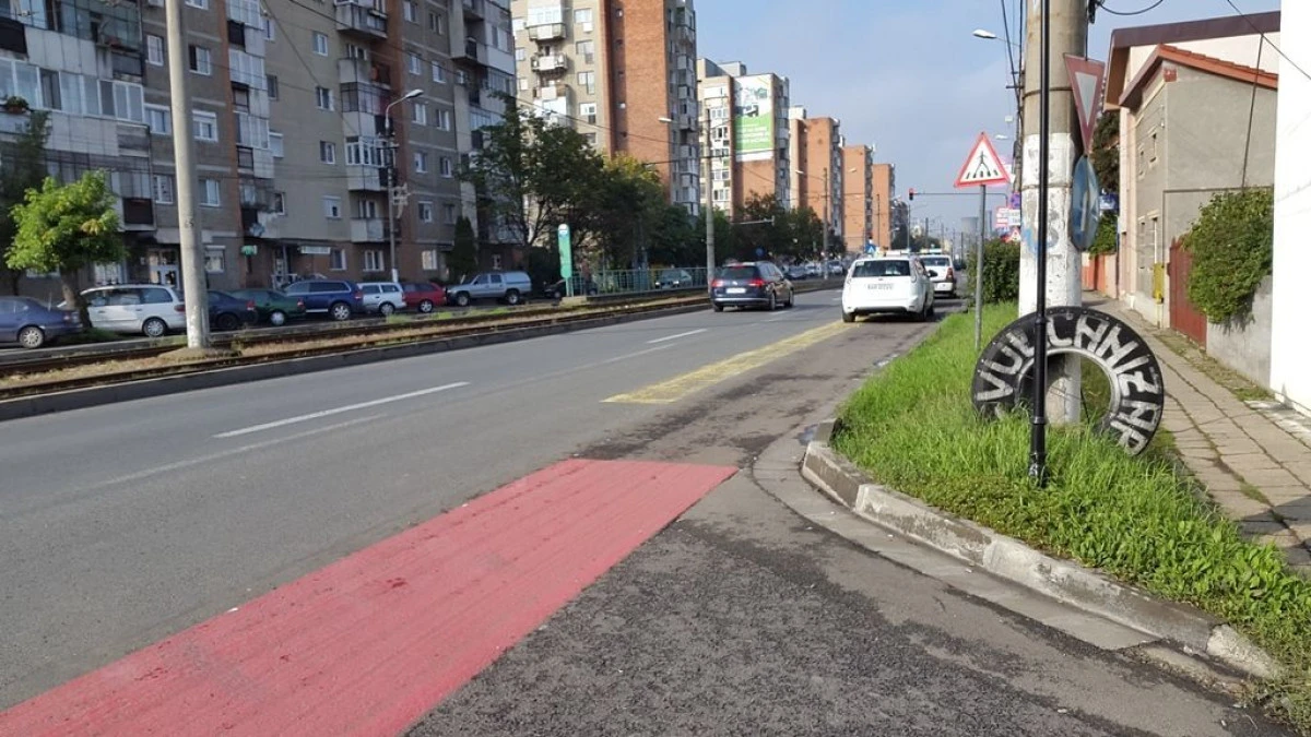 (FOTO) PISTĂ DE BICICLETE PRIN STAŢIA DE TAXI, INVENŢIA ADMINISTRAŢIEI FALCĂ