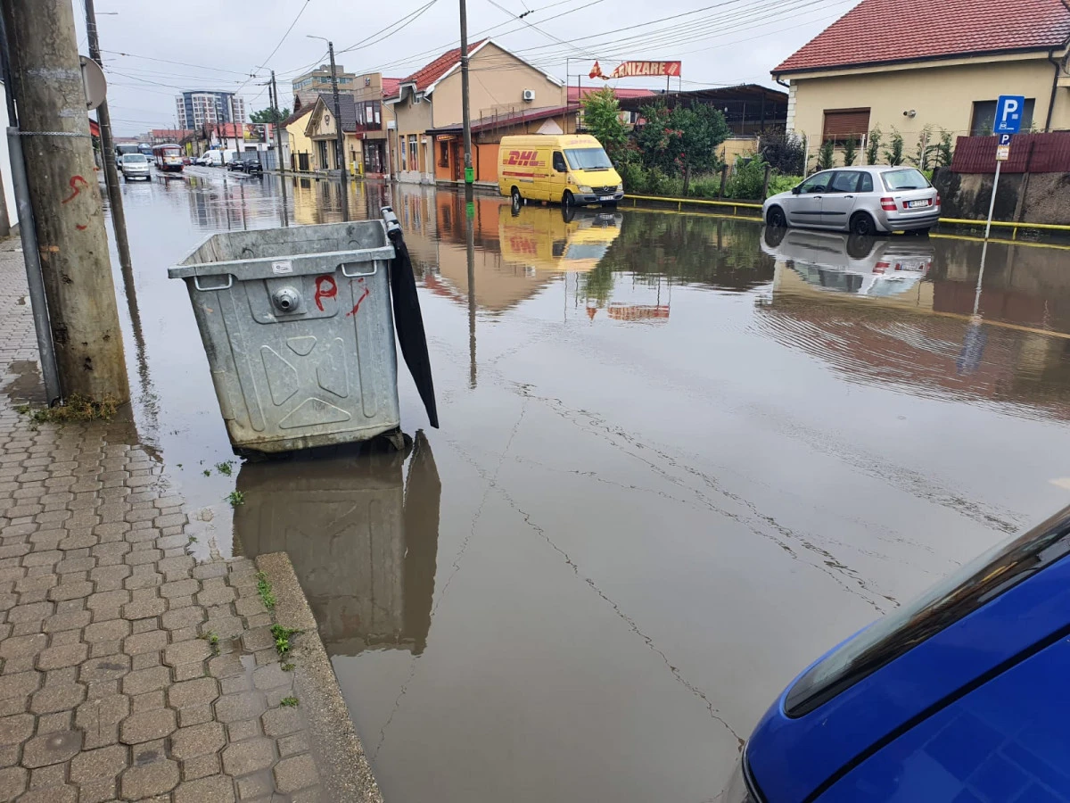 (FOTO) Ploaia a blocat mai multe străzi din Arad! Gospodării inundate, în alte localități din județ