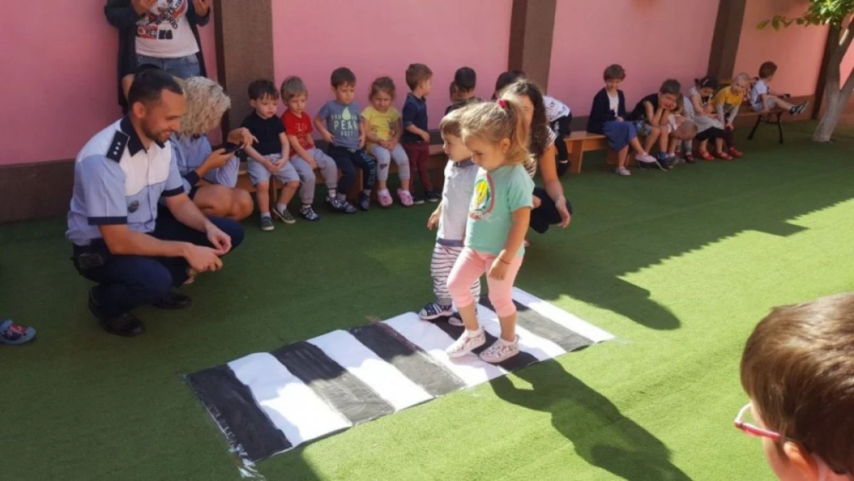 (FOTO) Polițiștii arădeni au sărbătorit 1 iunie alături de copii