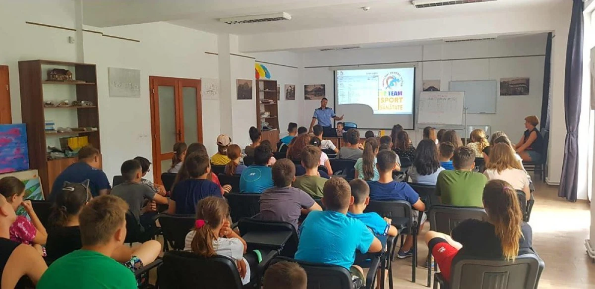 (FOTO) Polițiștii de la Prevenirea Criminalității, alături de copiii din tabăra de la Căsoaia