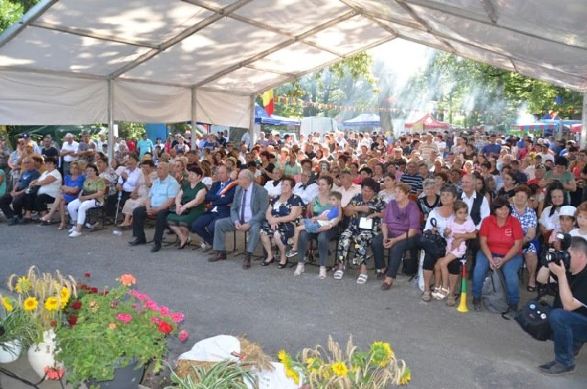 (FOTO) Praznicul de Pită Nouă de la Beliu a adunat mii de spectatori în Pădurea Dumbrava