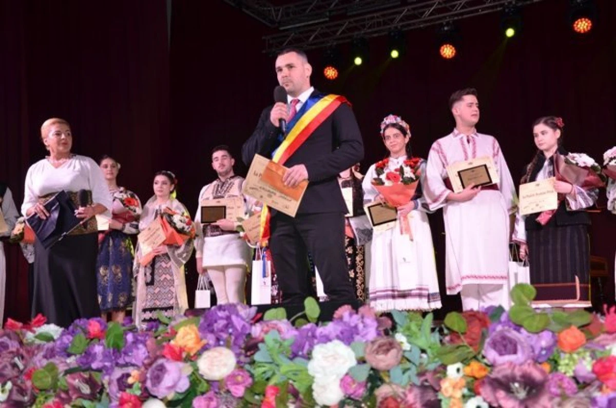 (FOTO) Prima ediție a Festivalului-Concurs Național de Folclor de la Sebiș a fost un adevărat succes