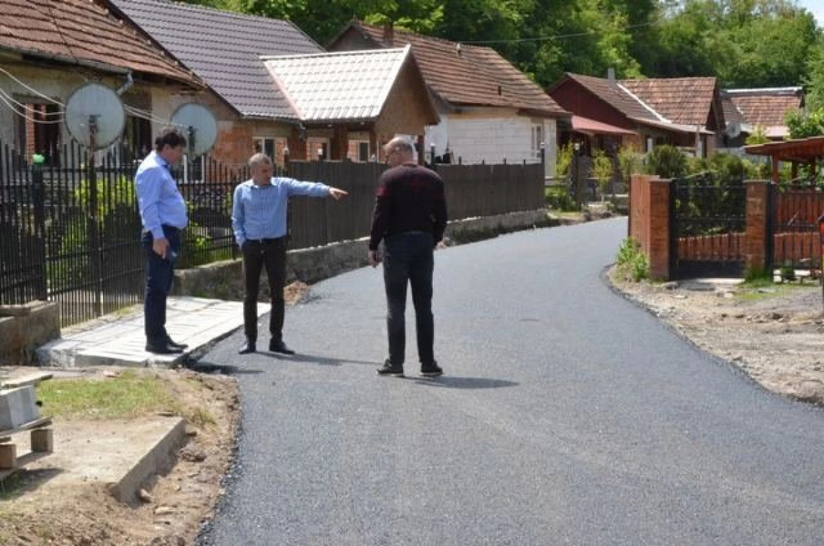 (FOTO) Primăria Pleșcuța derulează un proiect de asfaltare în localitățile Tălagiu, Aciuța și Dumbrava