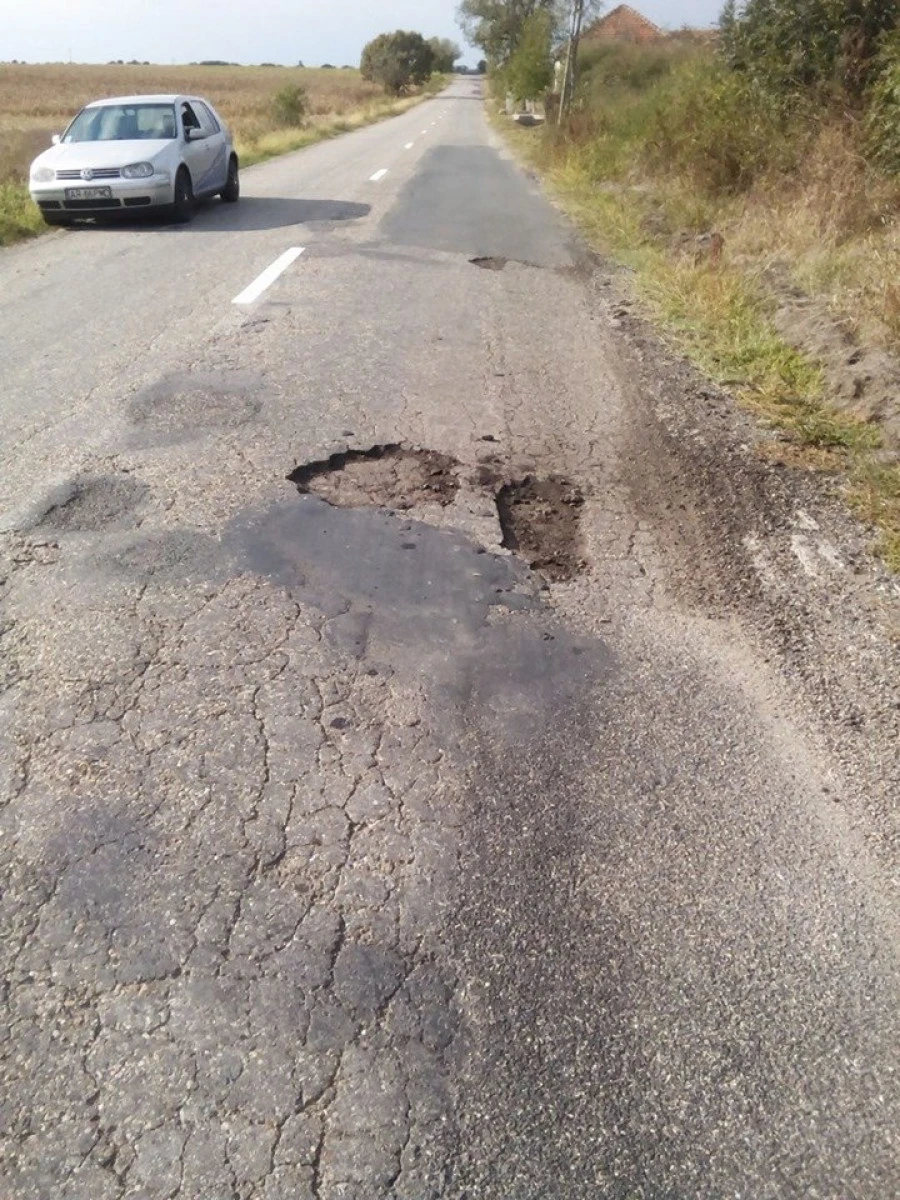 (FOTO) România normală: Așa arată un drum reparat de CJA acum trei luni