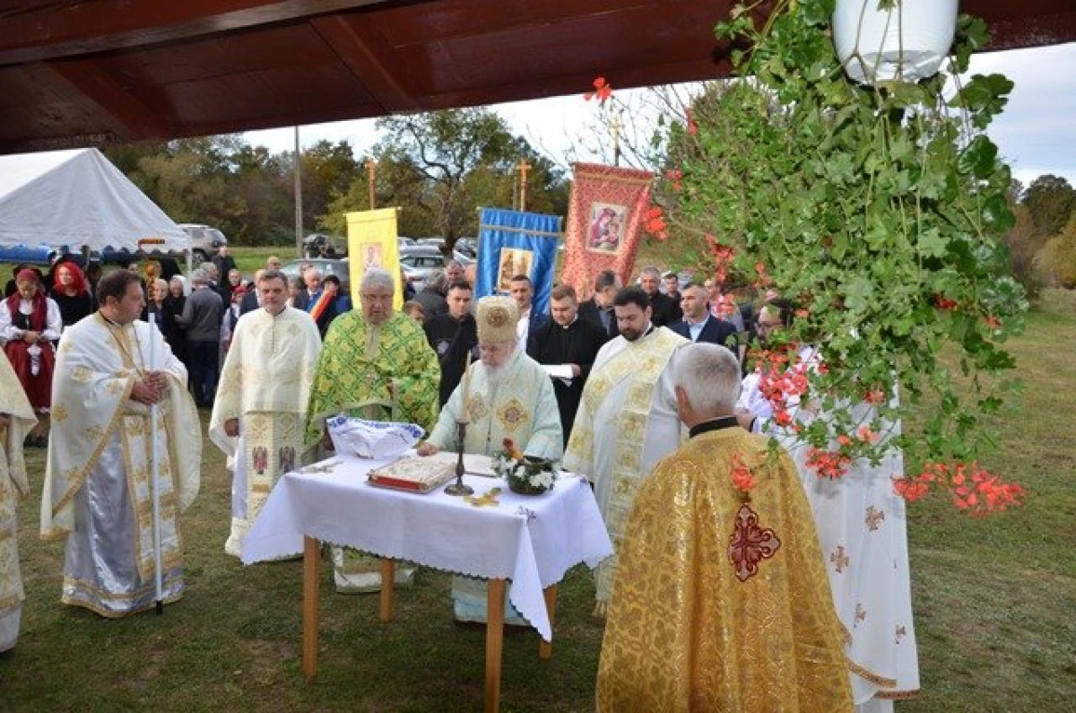 (FOTO) Sărbătoare mare în satul Vidra, comuna Vârfurile, unde a fost sfințită noua biserică