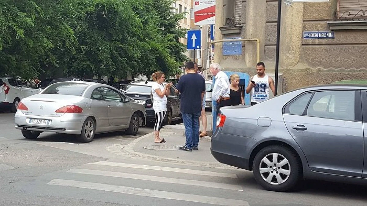 (FOTO) Șeful Universității "Vasile Goldiș", Aurel Ardelean, implicat într-un accident rutier