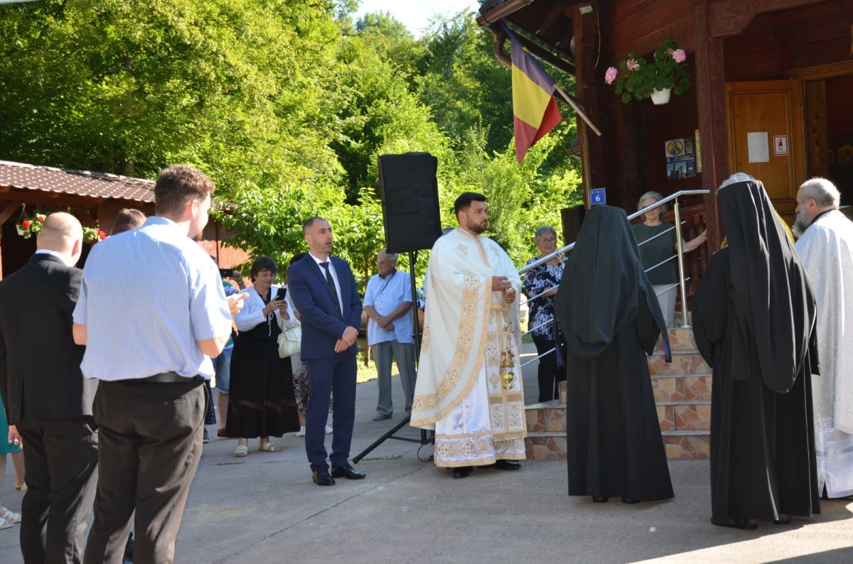 (FOTO) Slujbă de sfințire la Schitul Ortodox din Stațiunea Moneasa