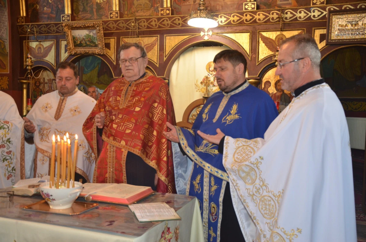 (FOTO) Slujba Sfântului Maslu la Parohia Vârfurile, sub ocrotirea Sfinților Arhangheli Mihail și Gavriil