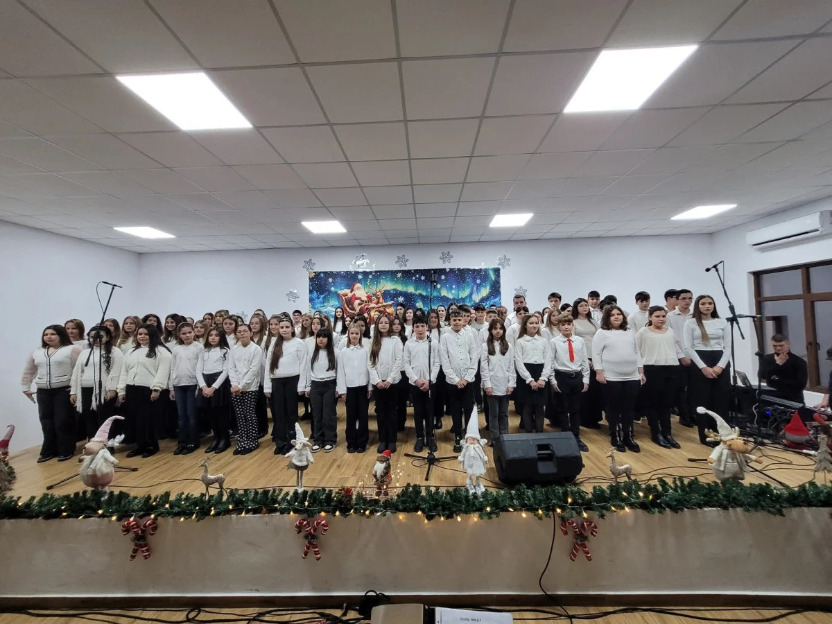 (FOTO) Spectacol impresionant la Gurahonț: peste 100 de copii au cântat colinde pe scena Căminului Cultural