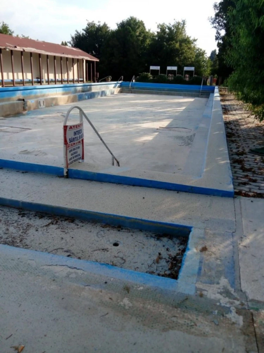 (FOTO) Ștrandul din Curtici, lăsat în paragină. Administrația este acuzată de dezinteres